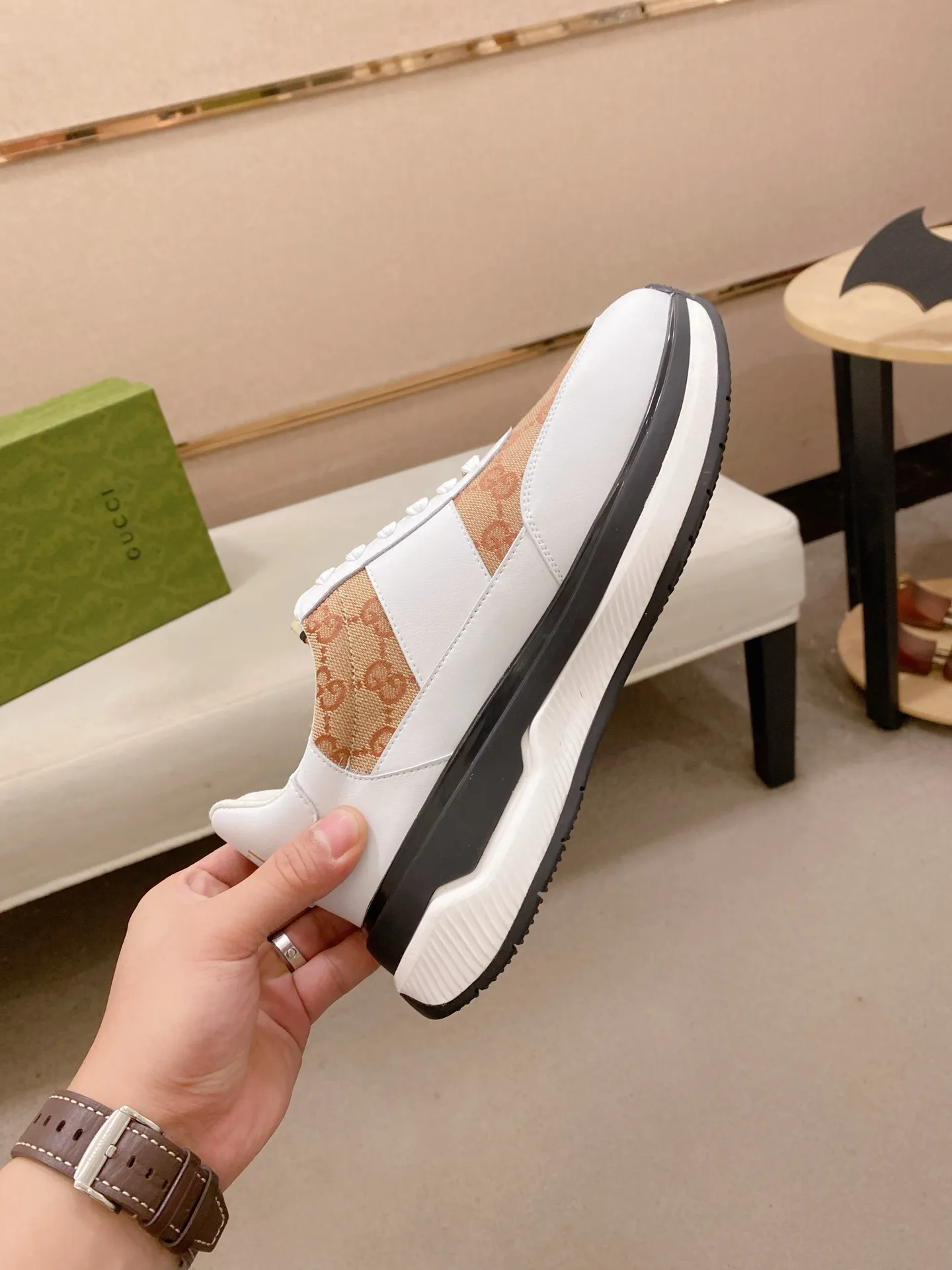 Men's shoes 💰 462💰The new GUCCI (Gucci) counters are launched simultaneously. The new men's shoes, 😘fabrics are selected from imported cowhide, and the lining is sheepskin lining. 👍🏿 High-end ☄️ air-cushion molded anti-slip rubber outsole, exquisite lines, simple and elegant, comfortable and high-end for leisure travel. Code number: 38 to 44 (45 can be customized and cannot be returned or exchanged)